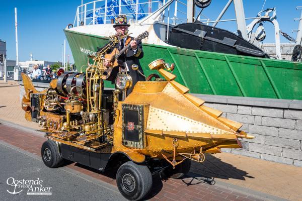 Foto van Kapitein Nemo op zijn Nautilius die rijd langs de Amandine in Oostende. 