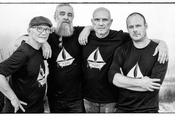 Een foto waarbij The Bathtub Shantymen poseren voor de camera. 